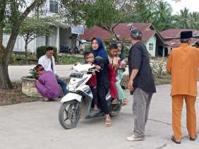 Panglima Kawalan Pasukan Adat Gagak Hitam Bangko Pusako Bagi Bagi Takjil