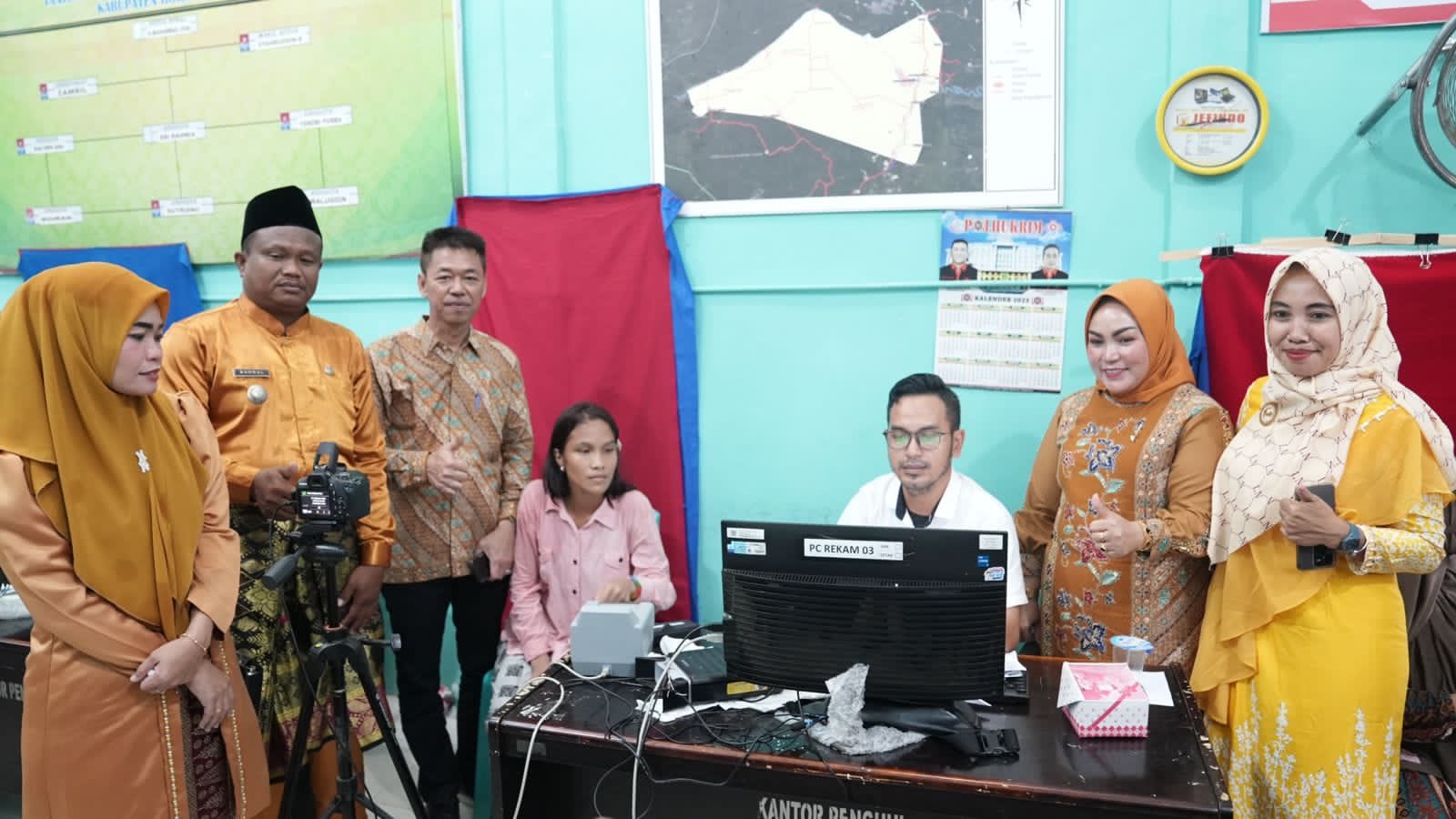 Program Belacan Sedap, Bupati Rohil Pantau Perekaman eKTP di Tanjung Medan