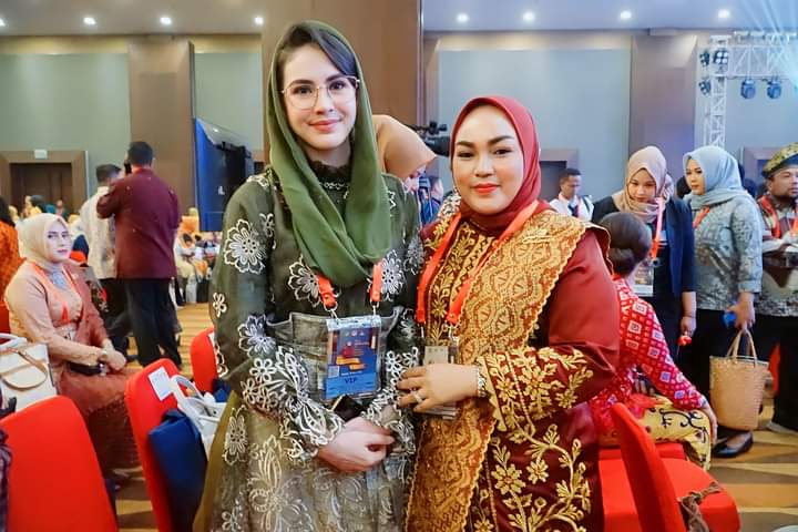 Ny Sanimar Afrizal, Ketua Dekranasda Rohil Hadiri Pembukaan Hari Ulang Tahun Dekranas ke-43 di Medan