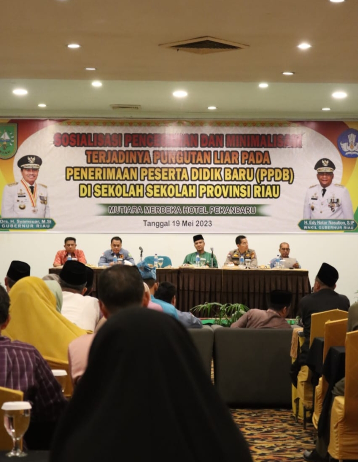 Kasi Ideologi polkamhan Bidang Intelijen dan Pemeriksa Kepegawaian dan TU Bidang Pengawasan Kejati Riau Hadiri Sosialisasi Pencegahan dan Minimalisasi Terjadinya Pungli pada PPDB di Sekolah Riau