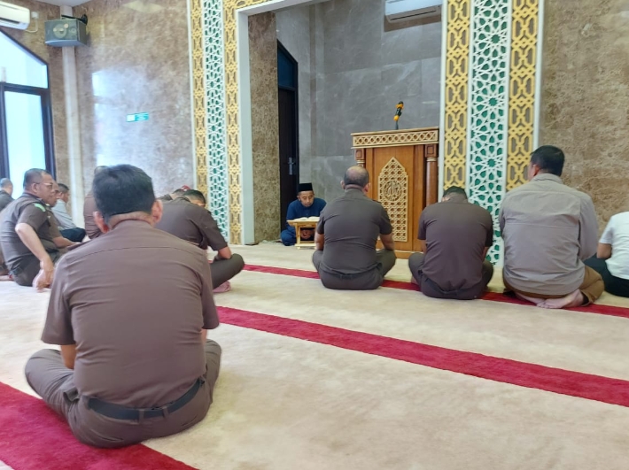 Ba'da Dzuhur, Ustadz Chairul Ichwan,Spdi Sampaikan Tausiyah di Mesjid Al Mizan di Kejati Riau