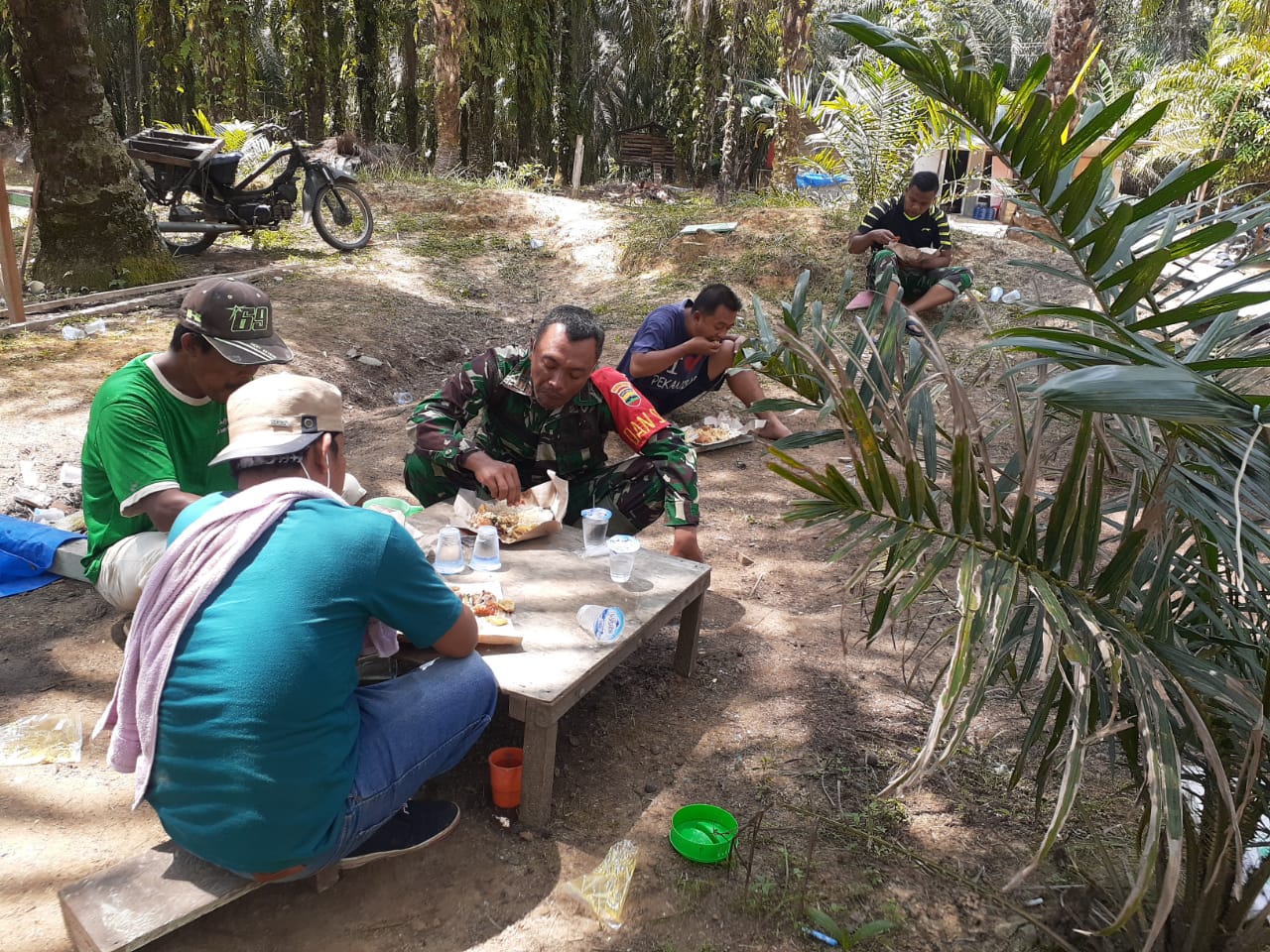 Berbaur Dengan Masyarakat, Komandan SSK TMMD Makan Bersama Warga