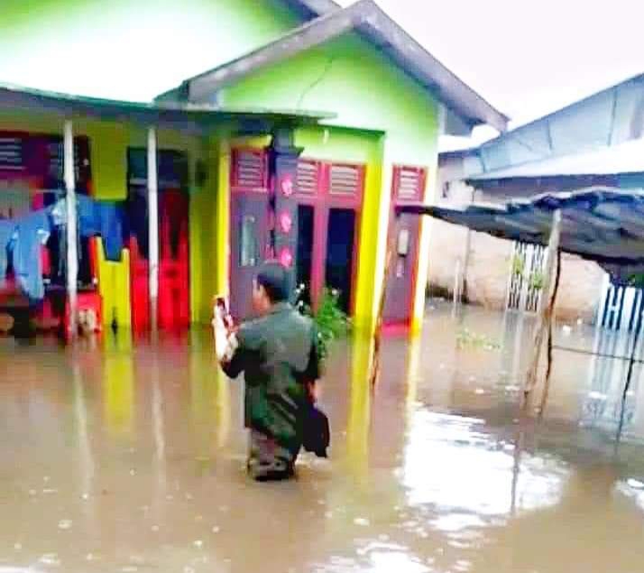 Terkena Banjir, Warga Chat Bupati Rohil