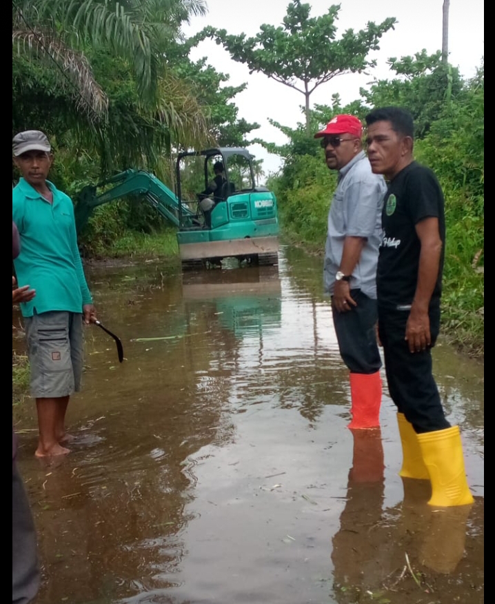 Tim Satgas Banjir DLH Rohil Lakukan Normalisasi Parit dan Sungai Meskipun Air Sudah Surut