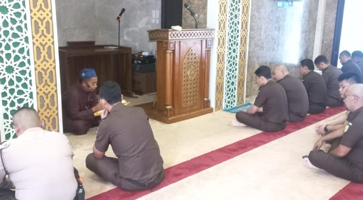 Tausiyah Ba'da Dzuhur, Ustadz Chairul Ichwan: Siapa Yang Beriman dan Beramal Dengan Al-Qur’an, Niscaya Allah SWT Akan Mengangkat Derajatnya dan Memuliakannya
