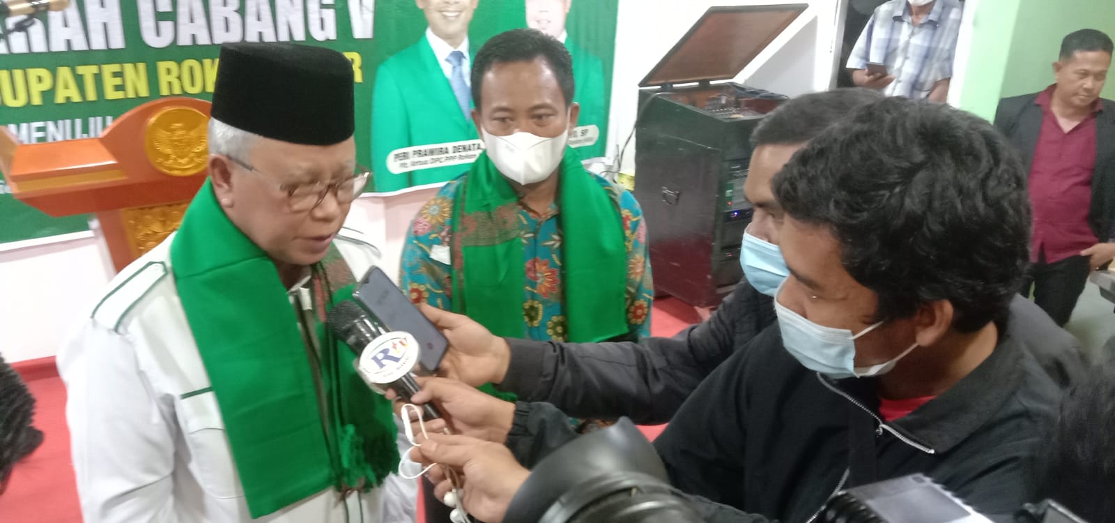 Syamsurizal dan Wakil Bupati Rohil Pukul Gendang Rabana Khas Melayu