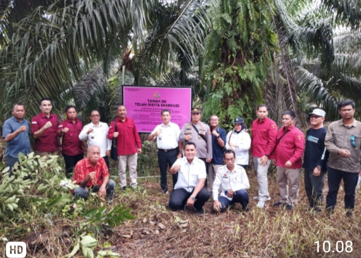 Tim Direktorat UHLBEE Jampidsus Lakukan Sita Eksekusi Tanah Bangunan Seluas 292 m²   dan Kebun Sawit di Kalimantan Barat Seluas 4946 m²    Milik Terpidana Jono Pinem
