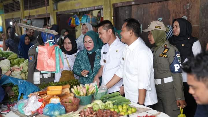 Jelang Ramadhan Kunjungi Pasar Datuk Rubiah, Bupati Rohil Pantau Harga dan Kesediaan Sembako