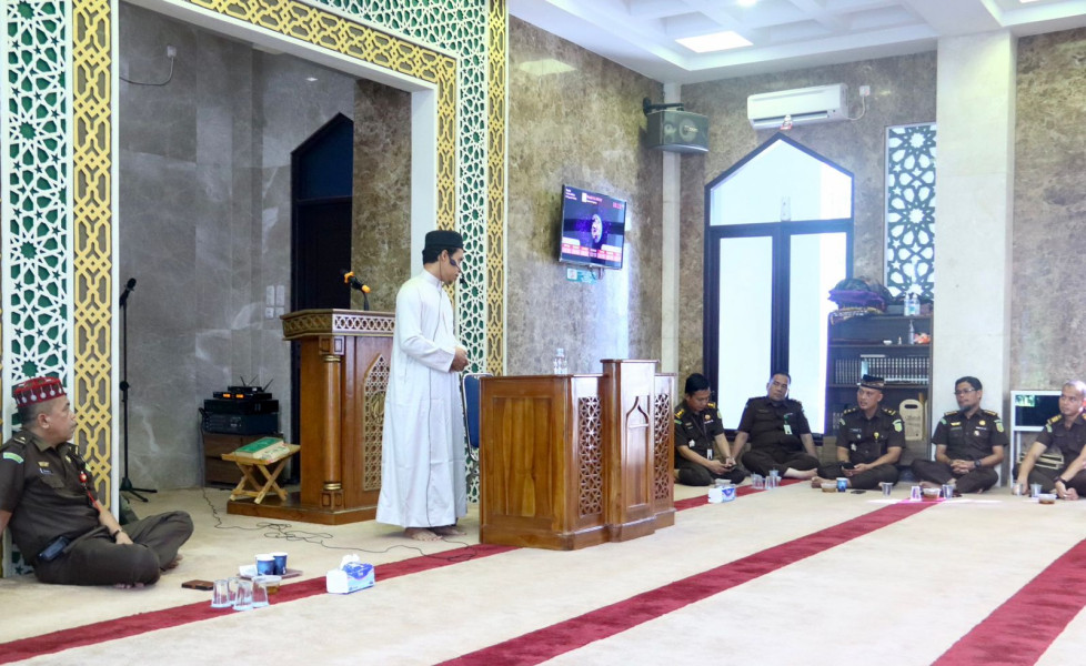 Pengajian Rutin Kejati Riau, Ustadz Syeikh Maulana Husen Al Muqri Jelaskan Boleh dan Tidak Boleh Dilakukan Saat Sholat Fardhu