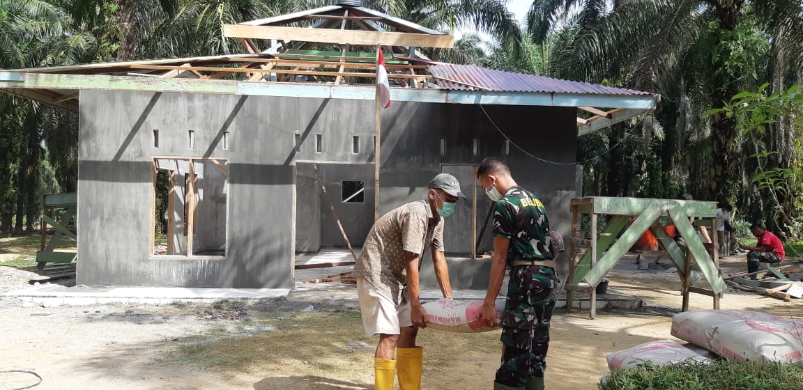 Berharap Musholla Segera Rampung, Mimin Ketua RT Dusun Bukit 5 Ikut Kerja Bantu TNI