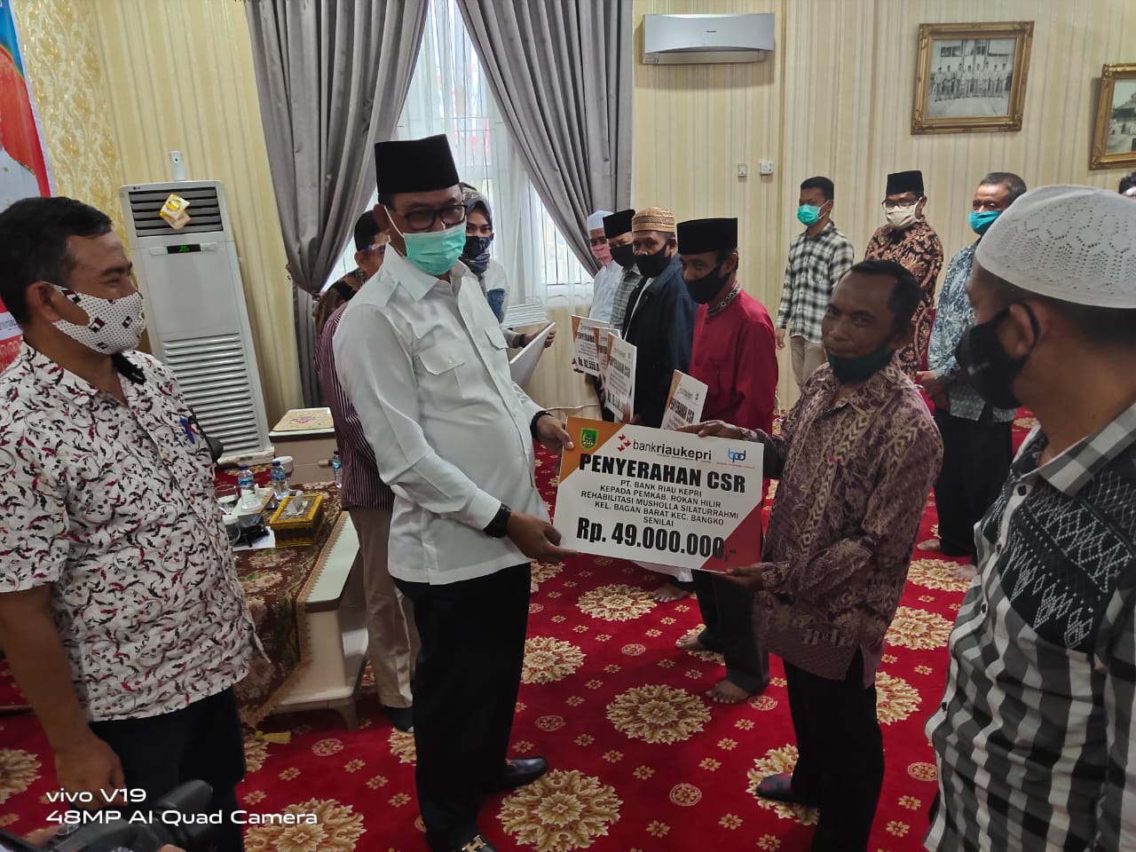 Secara Simbolis Bupati Rokan Hilir H.Suyatno Serahkan Bantuan CSR Bank Riau Kepri