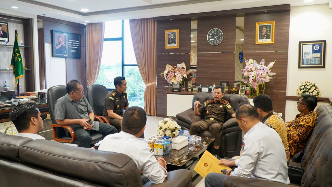 Kajati Dr Supardi,SH,MH Terima Kunker dan Silaturahmi Ketua KPU Riau