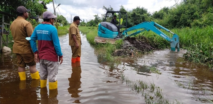 Atasi Air Tergenang, Kadis Lingkungan Hidup Rohil,  Suwandi Turun Lapangan Langsung Pantau Normalisasi Banjir