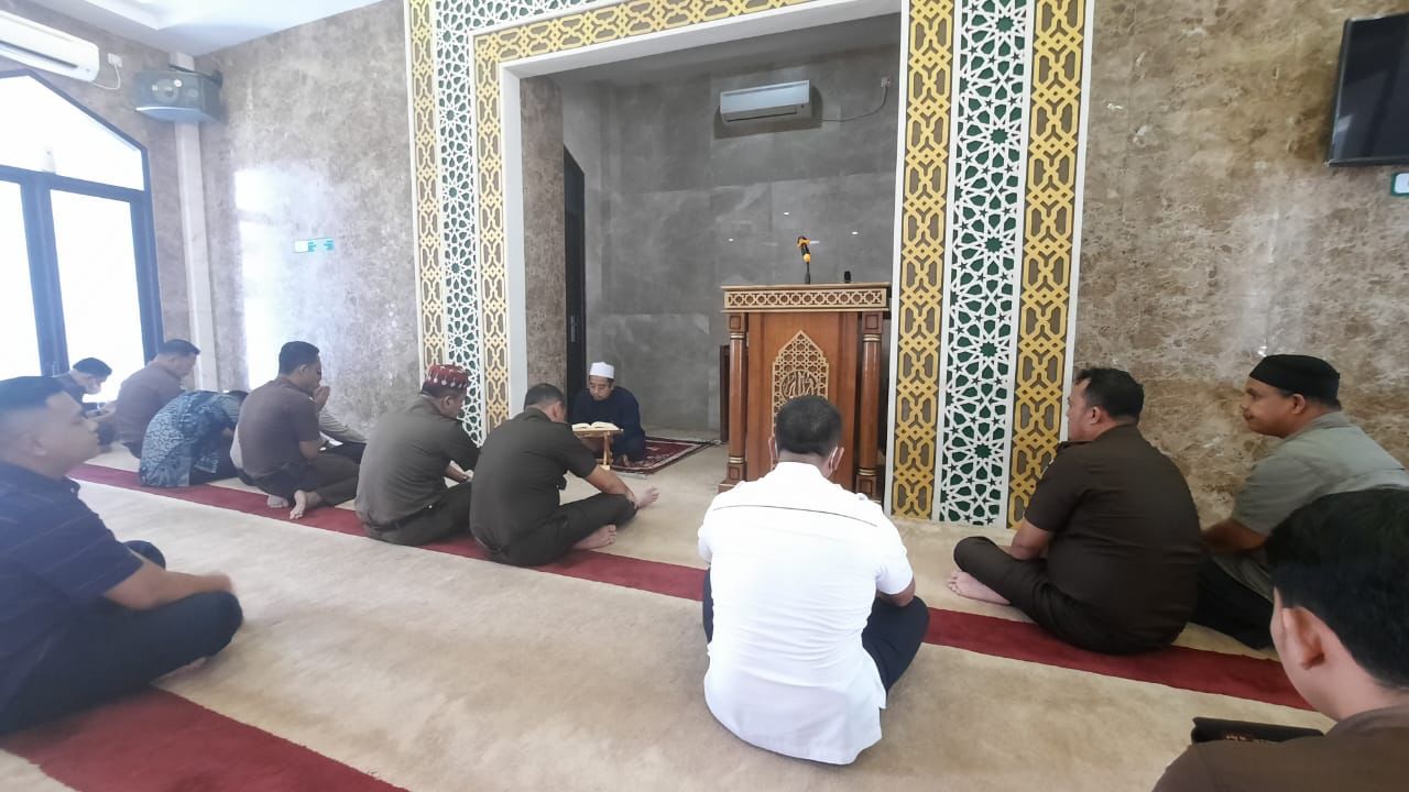Tausiyah Ba'da Dzuhur di Mesjid Lingkungan Kejati Riau, Ustadz Chairul Ikhwan Jelaskan Kalimat Thayyibah