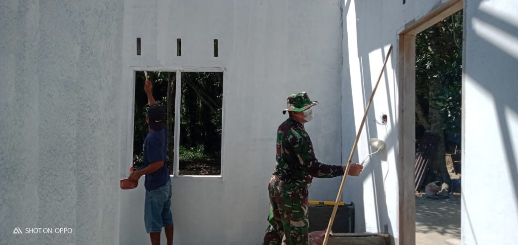 Hari ke-17, TNI dan Warga Plester Dinding Rumah Halimah