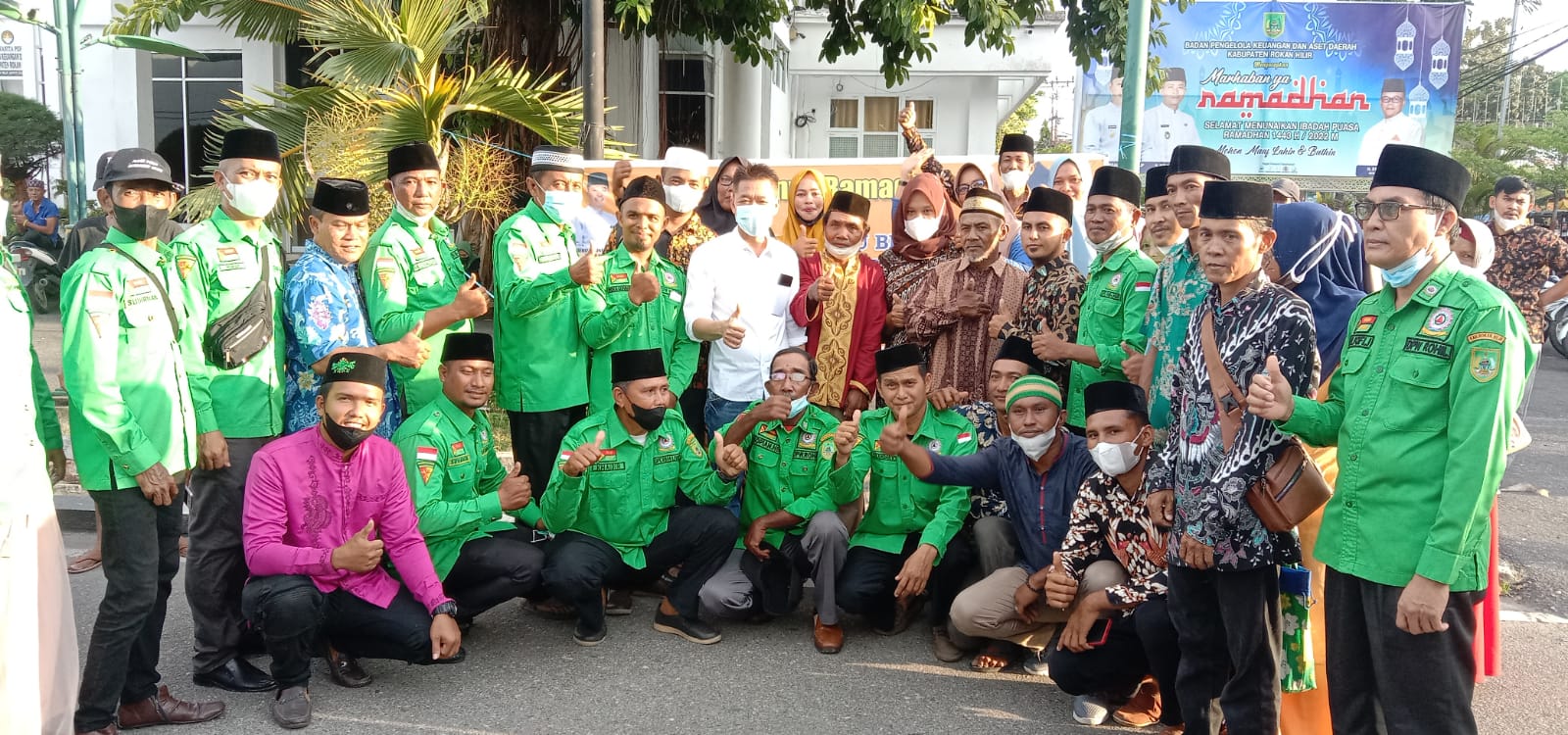 Bersama Rumpun Melayu Bersatu dan Gapoktan, Bupati Rohil Berbagi Takjil ke Masyarakat