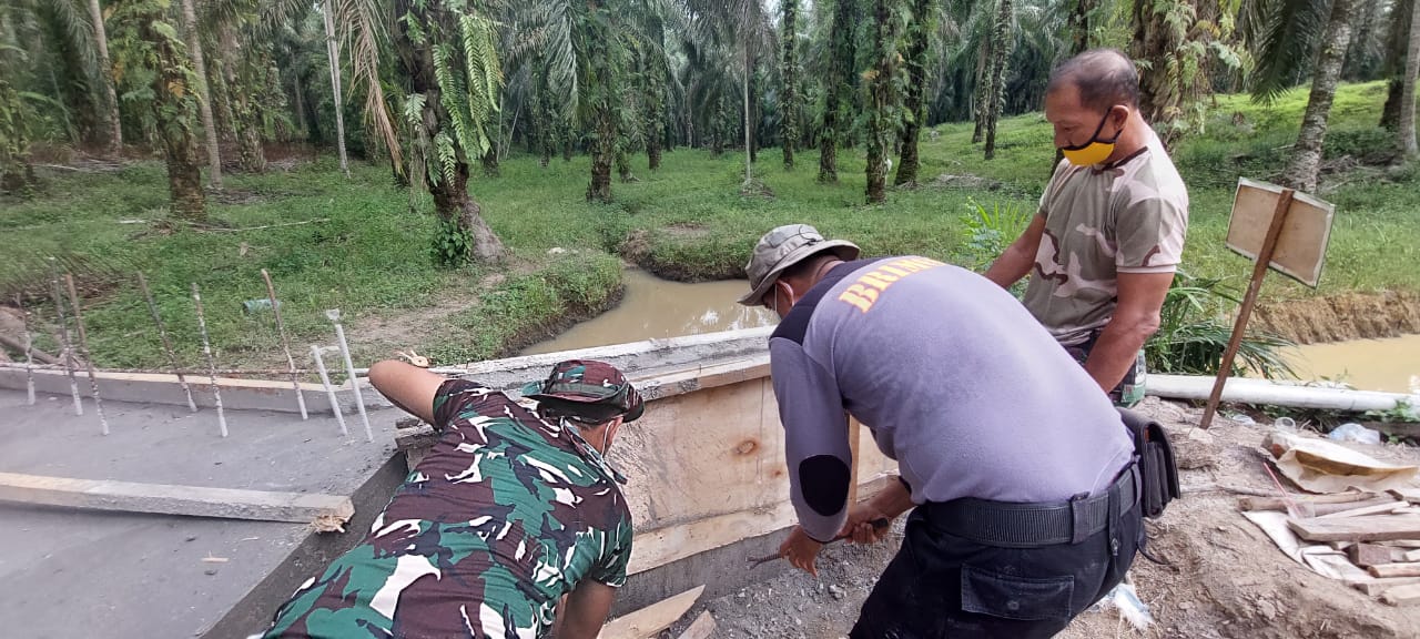 Warga Bersama TNI Bangun Box Culvert: Potong Besi Beton dan Buat Mal