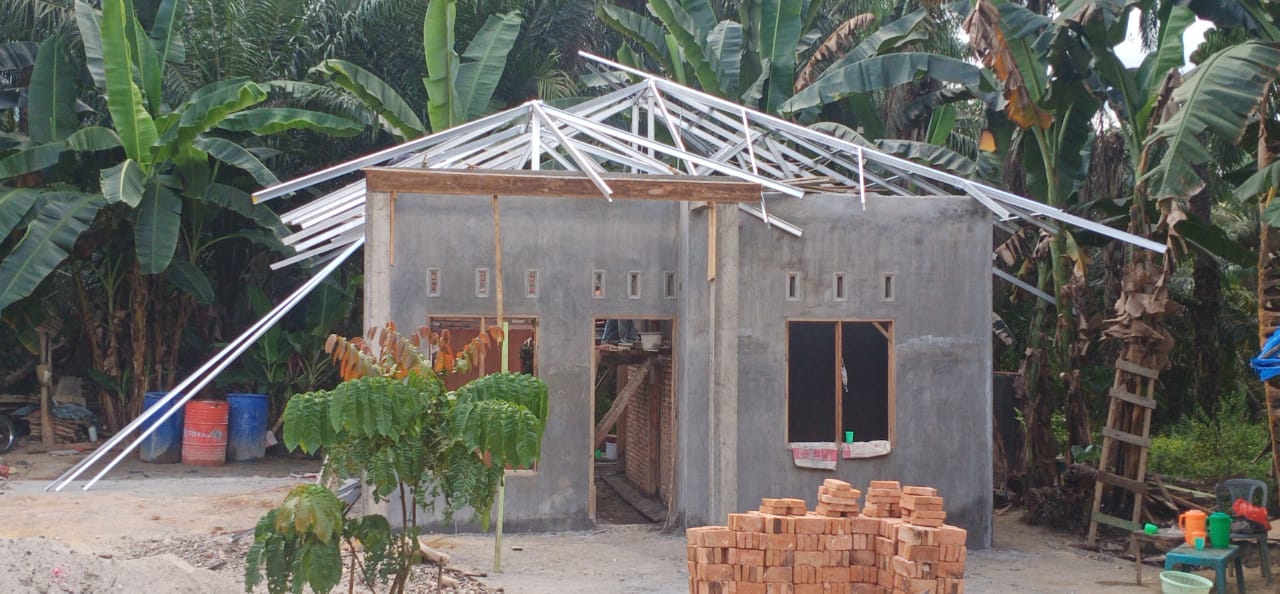 Hari ke-11 TMMD Kodim 0321 Rohil: Tahapan Pekerjaan Pasang Atap  Rumah Layak Huni Dede Anggraini