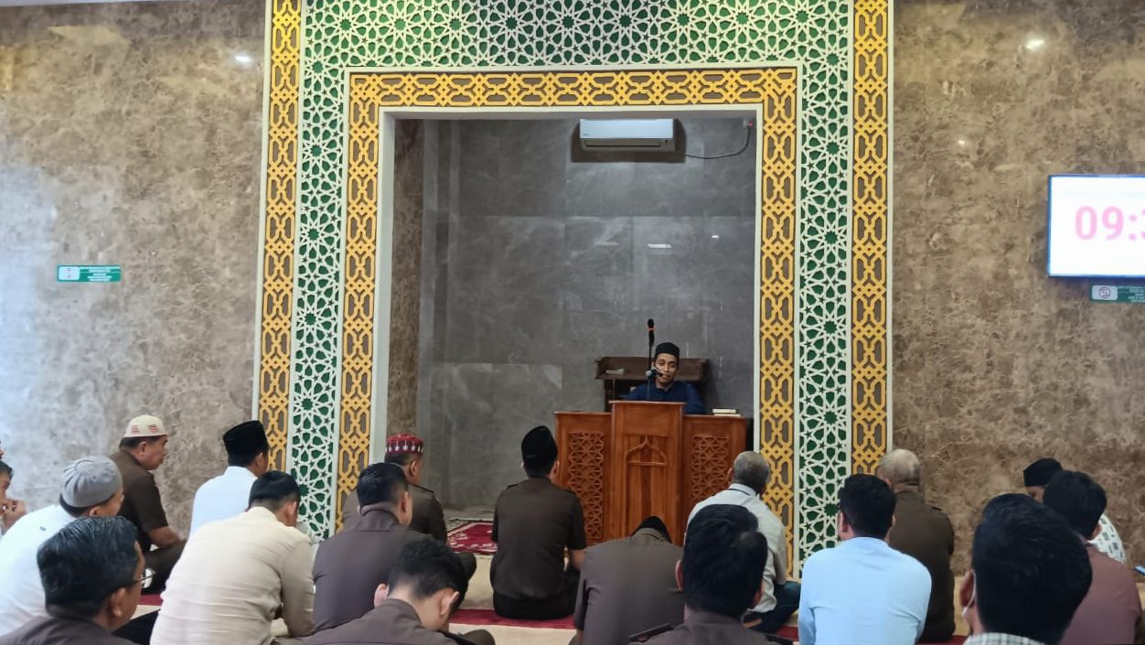 Ustadz Syaikh Maulana Husen Al Mukri Isi Tausiyah Qobla Dzhuhur di Mesjid Al Mizan