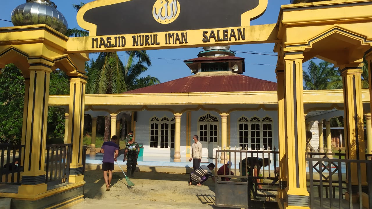 Anggota Satgas TMMD dan Warga Bersihkan Halaman Mesjid Nurul Iman Salean