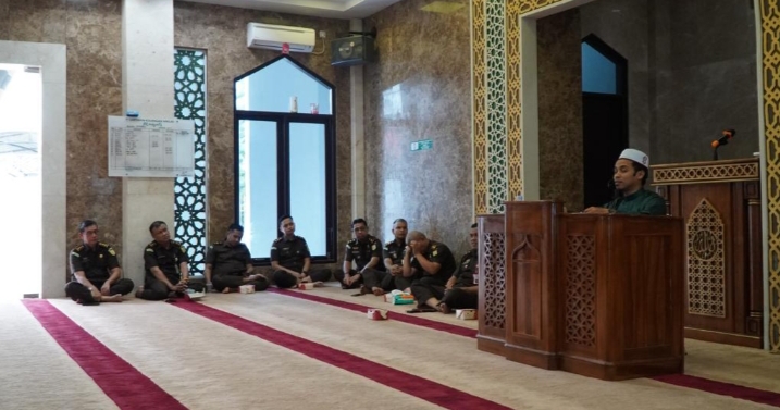 Pengajian Rutin di Kejati Riau, Ustadz Syeikh Maulana Husen Al Muqri: Dasar Hukum Shalat Jama' Qashar adalah Surah An-Nisa ayat 101
