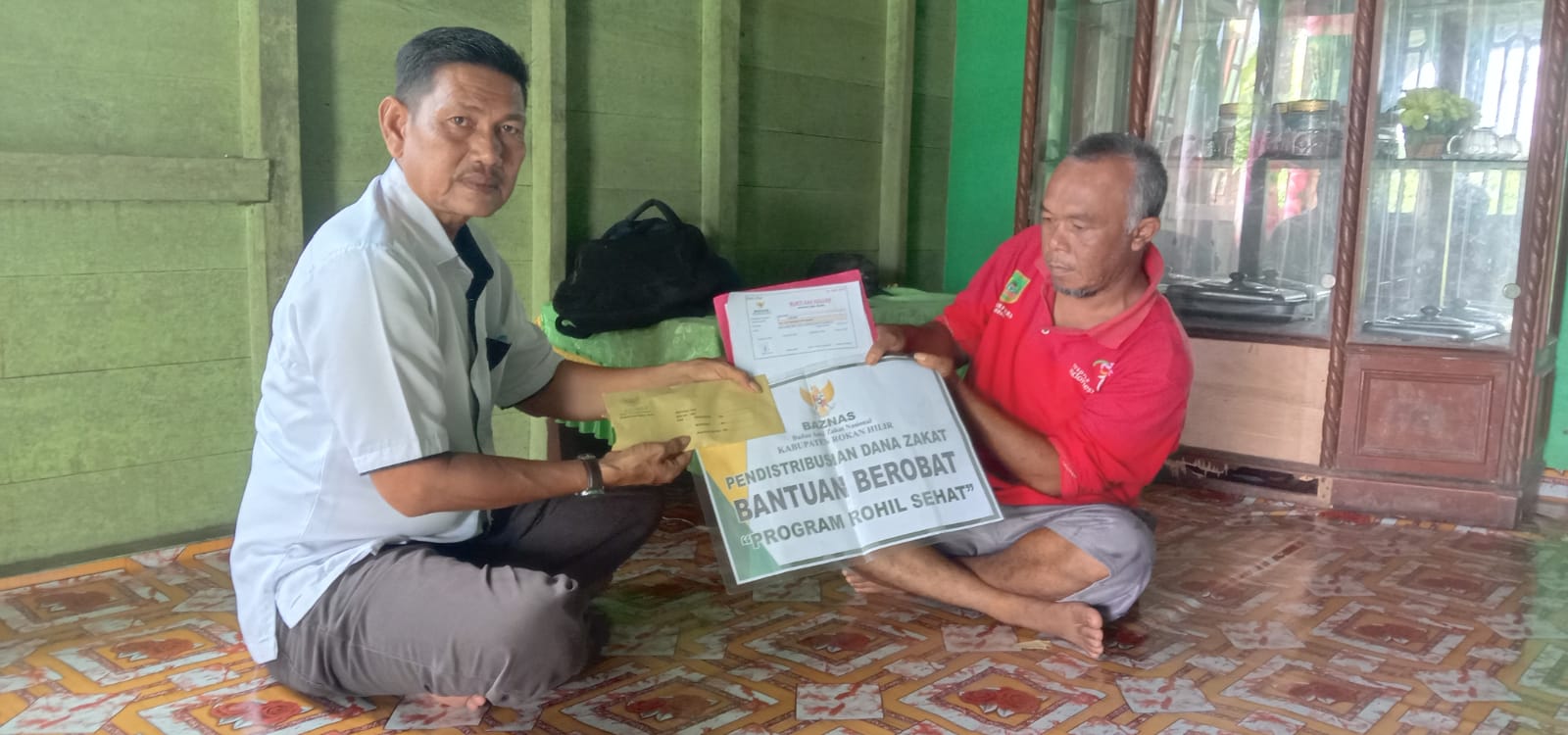 Baznas Rohil Serahkan Bantuan Berobat Program Rohil Sehat ke Wartawan Indra Syarip