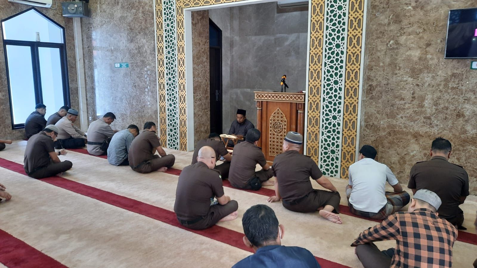 Ba'da Zhuhur di Masjid Al- Mizan Kejati Riau, Tausiyah Disampaikan Oleh Ustadz Chairul Ikhwan