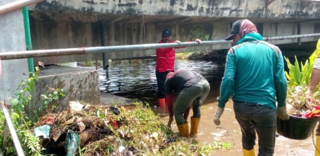Bersihkan Dreinase dan Sungai, DLH Rohil Kerahkan Tim Satgas Banjir dan 2 Excavator