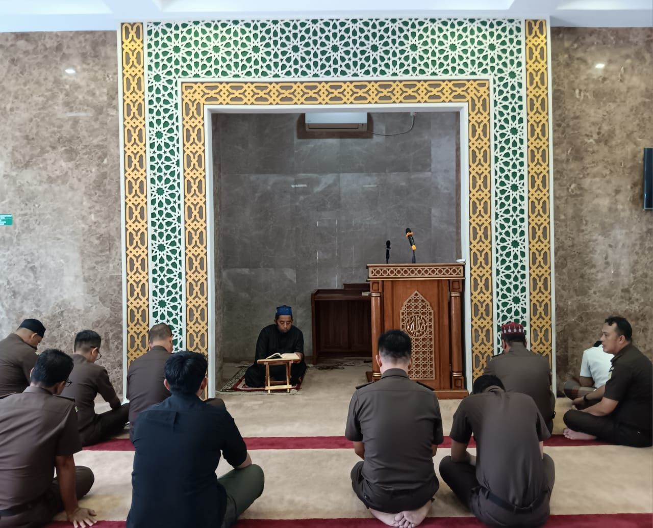 Pegawai Kejati Riau Ikuti Tausiyah Ba'da Dzuhur di Mesjid Al Mizan
