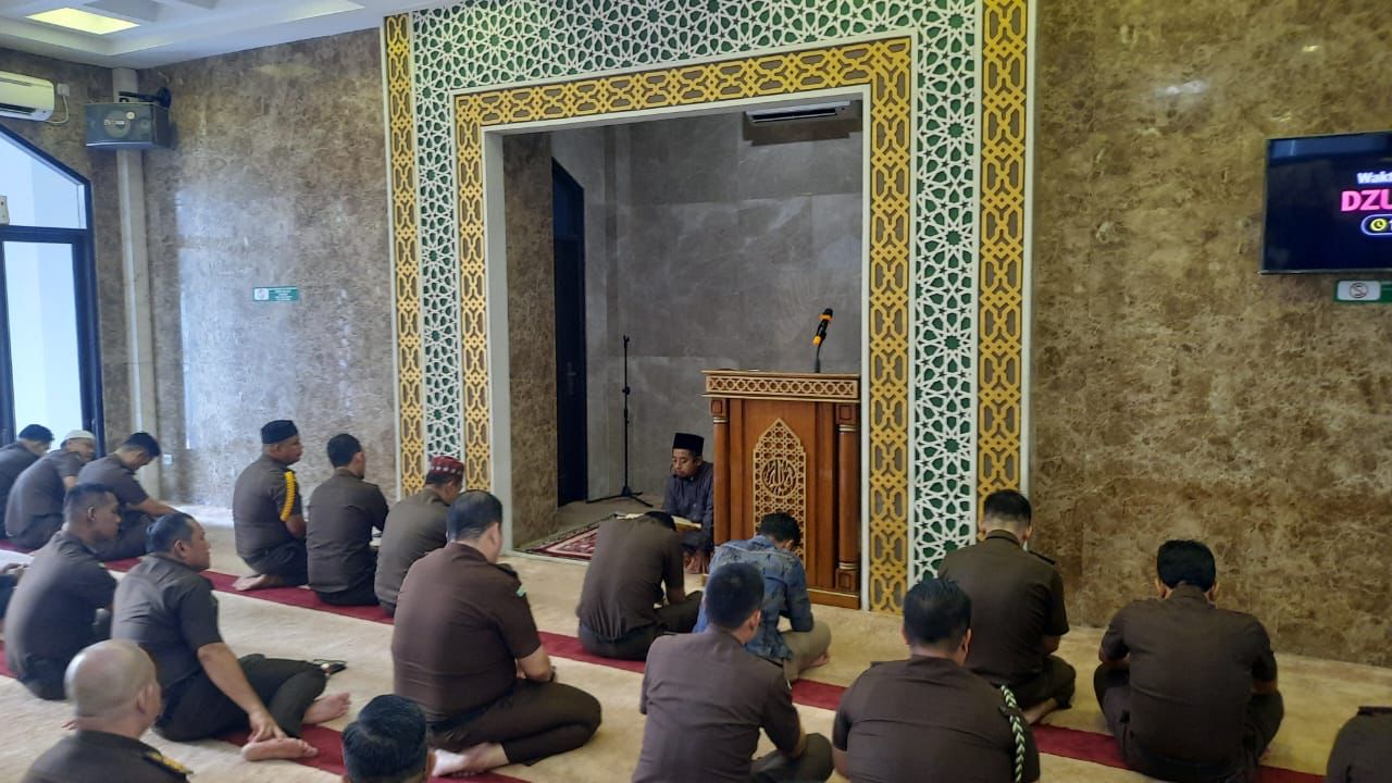 Ustadz Chairul Ihkwan Sampaikan Tausiyah Bada Dzuhur di Mesjid Al-Mizan Kejati Riau
