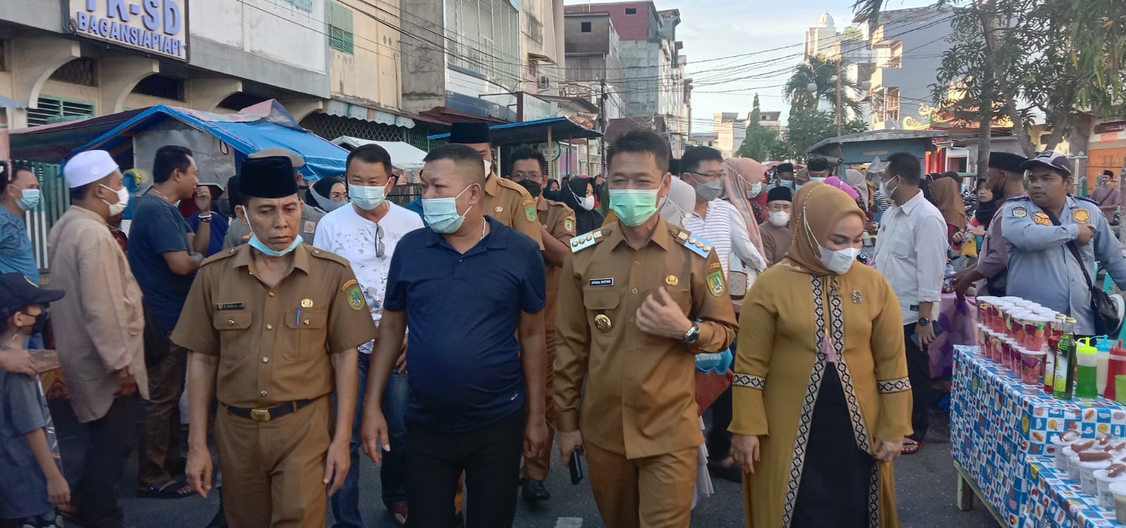 Bupati Rohil Kunjungi Pasar Takjil Bulan Ramadhan Pinggir Jalan di Jalan Mawar Bagansiapiapi