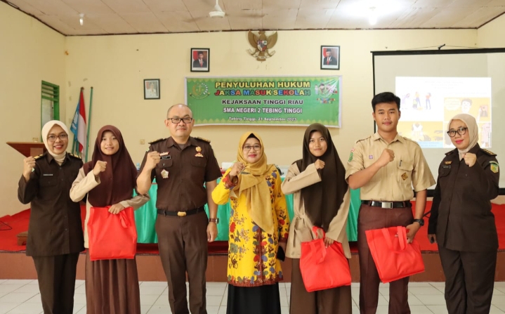 Kejati Riau Lakukan Penyuluhan Hukum Program Jaksa Masuk Sekolah di SMA Negeri 2 Tebing Tinggi