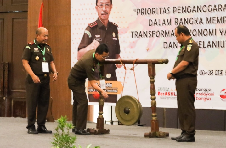 Kepala Kejaksaan Tinggi Riau Dr Supardi  Pukul Gong