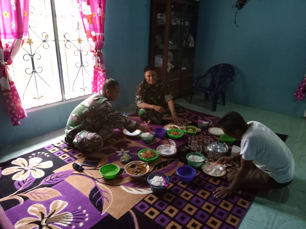 TNI Makan Bersama di Rumah Warga