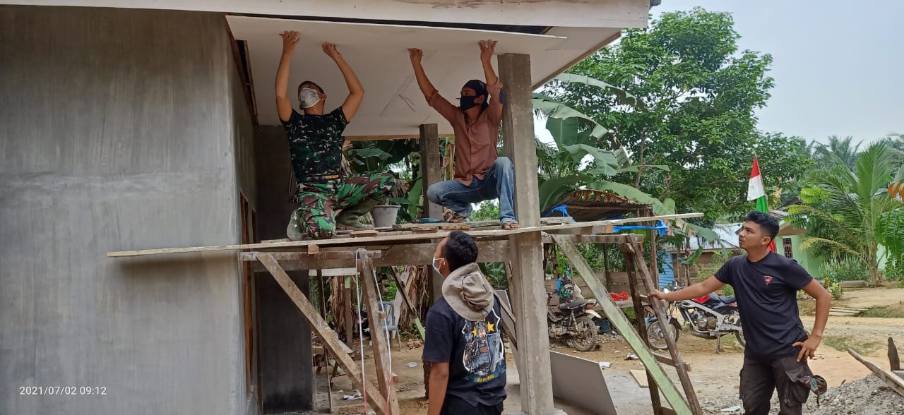 TNI dan Warga Pasang Plafon Teras Rumah' Dede Angraini