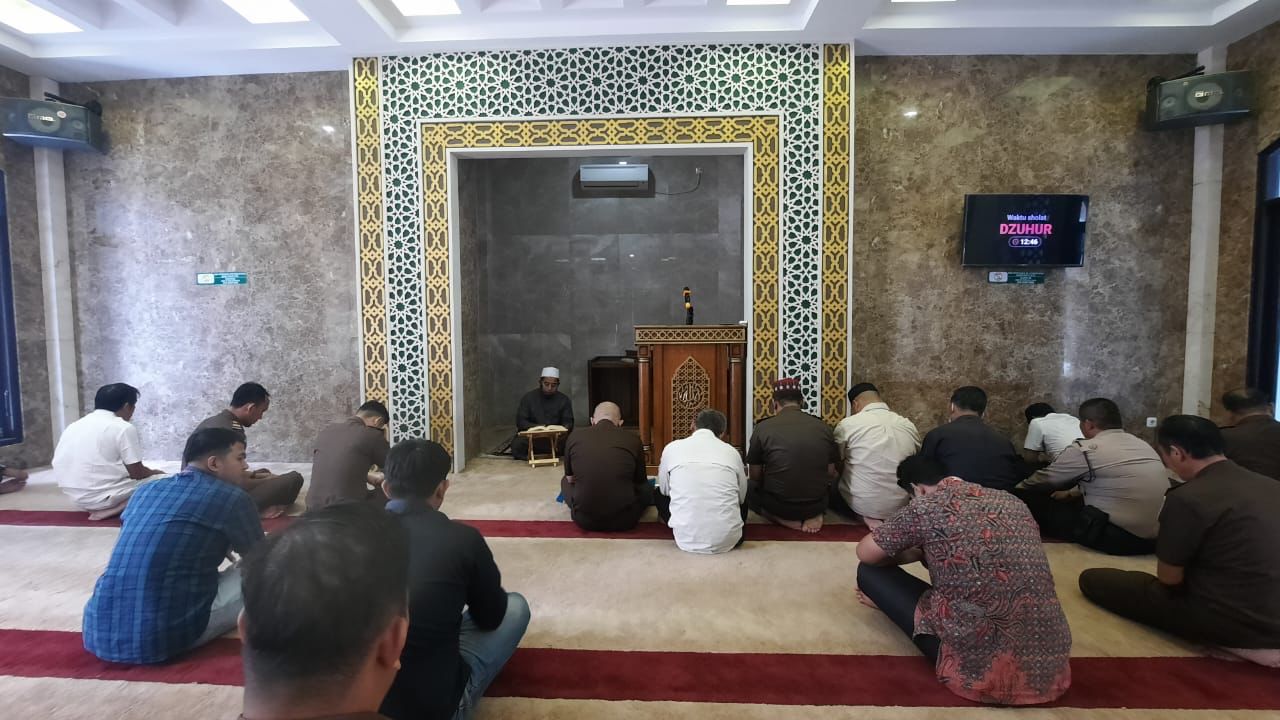 Ustadz Chairul Ikhwan Sampaikan Tausiyah Bada Dzuhur di Mesjid Al Mizan Kejati Riau