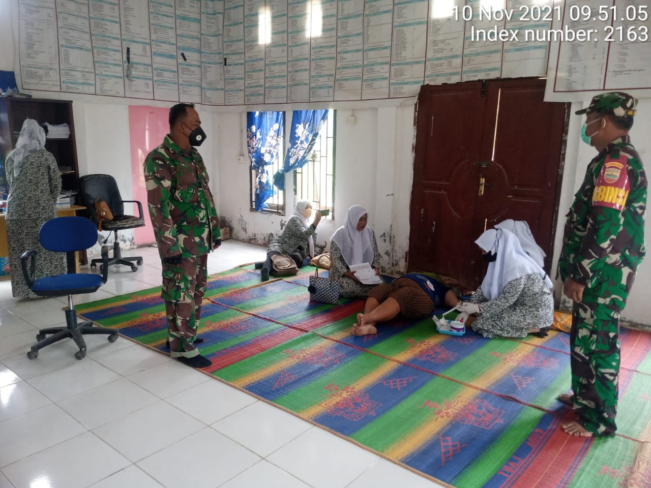 Dua Babinsa Kodim 0321/Rohil Turut Dampingi KB Kesehatan TNI di Pekaitan