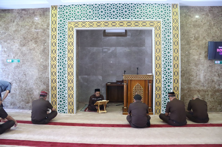 Diikuti Pegawai Kejati Riau, Ustadz Chairul Ichwan,Spdi Sampaikan Tausiyah Ba'da Dzuhur di Mesjid Al Mizan