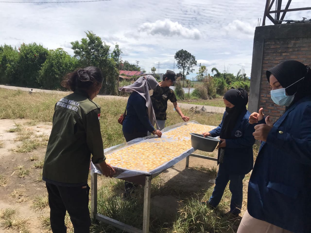 Pemberdayaan Ibu-Ibu PKK dalam Pembuatan Produk Kripik Sayur (KRIPSA) di Desa Gurusinga