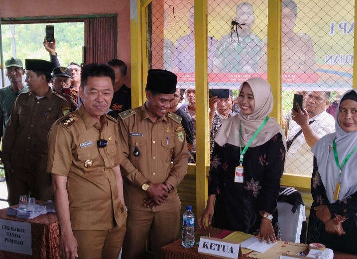 Bupati Rohil Tinjau Langsung TPS Pelaksanaan Pilpeng di Kepenghuluan Sinaboi