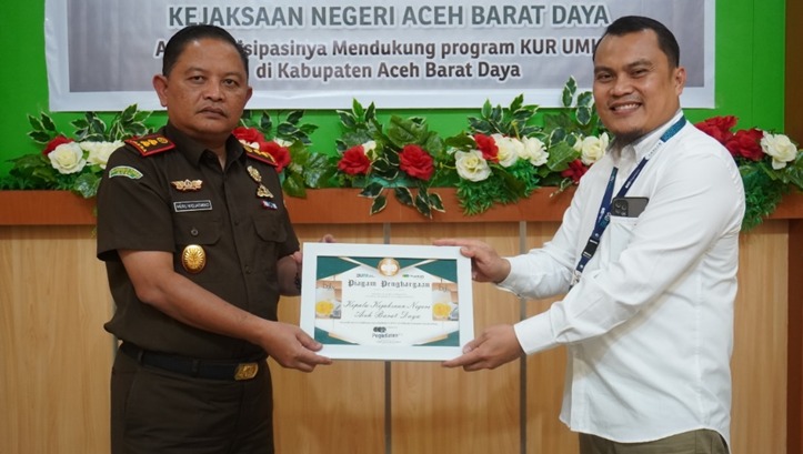 PT Pegadaian CPS Blangpidie dan KADIN Abdya Beri Penghargaaan Kepada Kajari Aceh Barat Daya