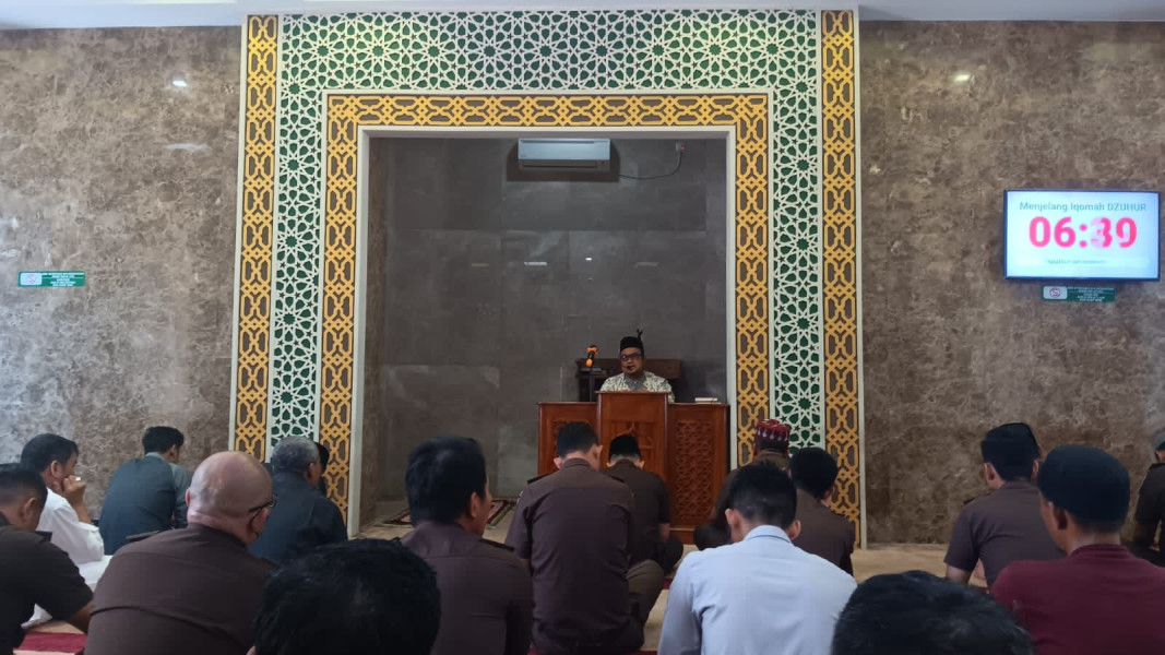Ustadz DR H Zulikroni Sampaikan Tausiyah Qobla Dzuhur di Mesjid Al Mizan Kejati Riau