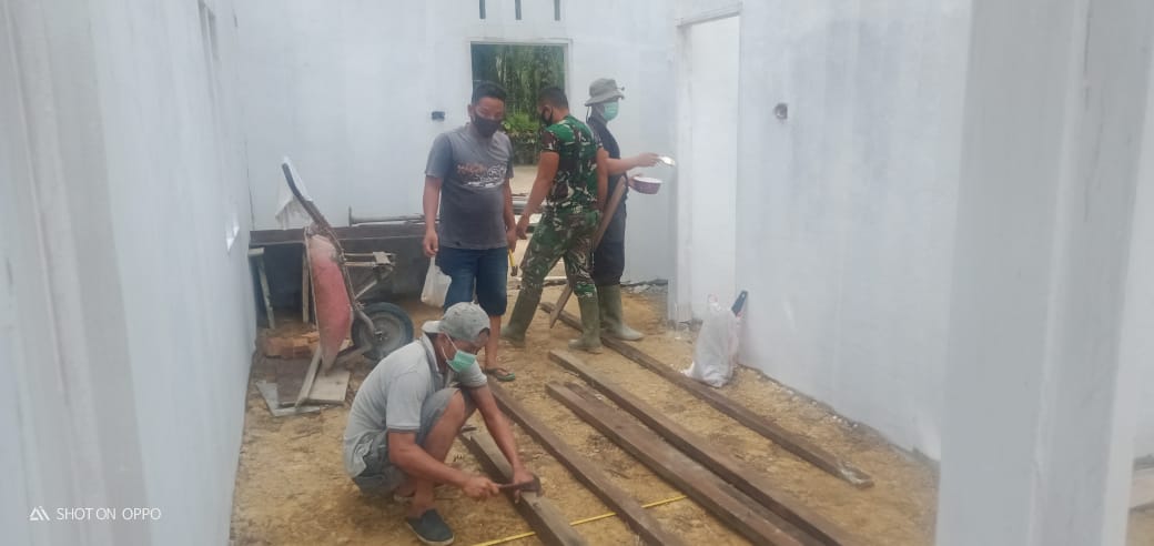 Bedah Rumah: TNI dan Warga Cat Kusen Pintu Siti Halimah