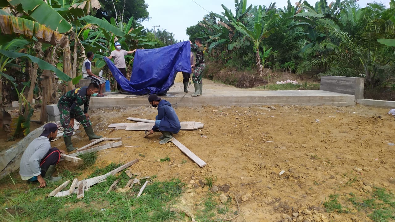 Bersama Warga, Anggota Satgas TMMD Membangun Box Culver Dusun Suka Mulya Jaya