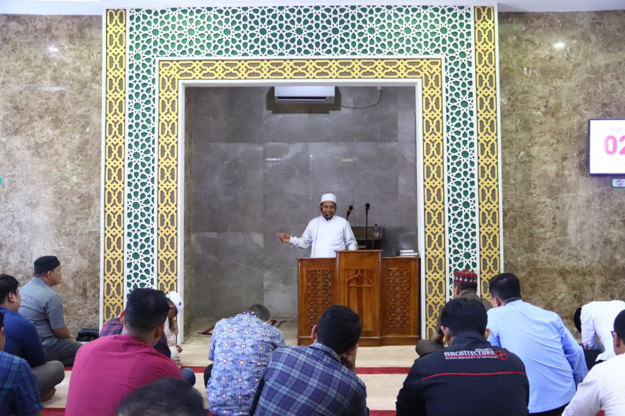 Ustadz H Syamsurizal,S.Ag Sampaikan Tausiyah Qobla Dzuhur di Mesjid Al Mizan Kejati Riau