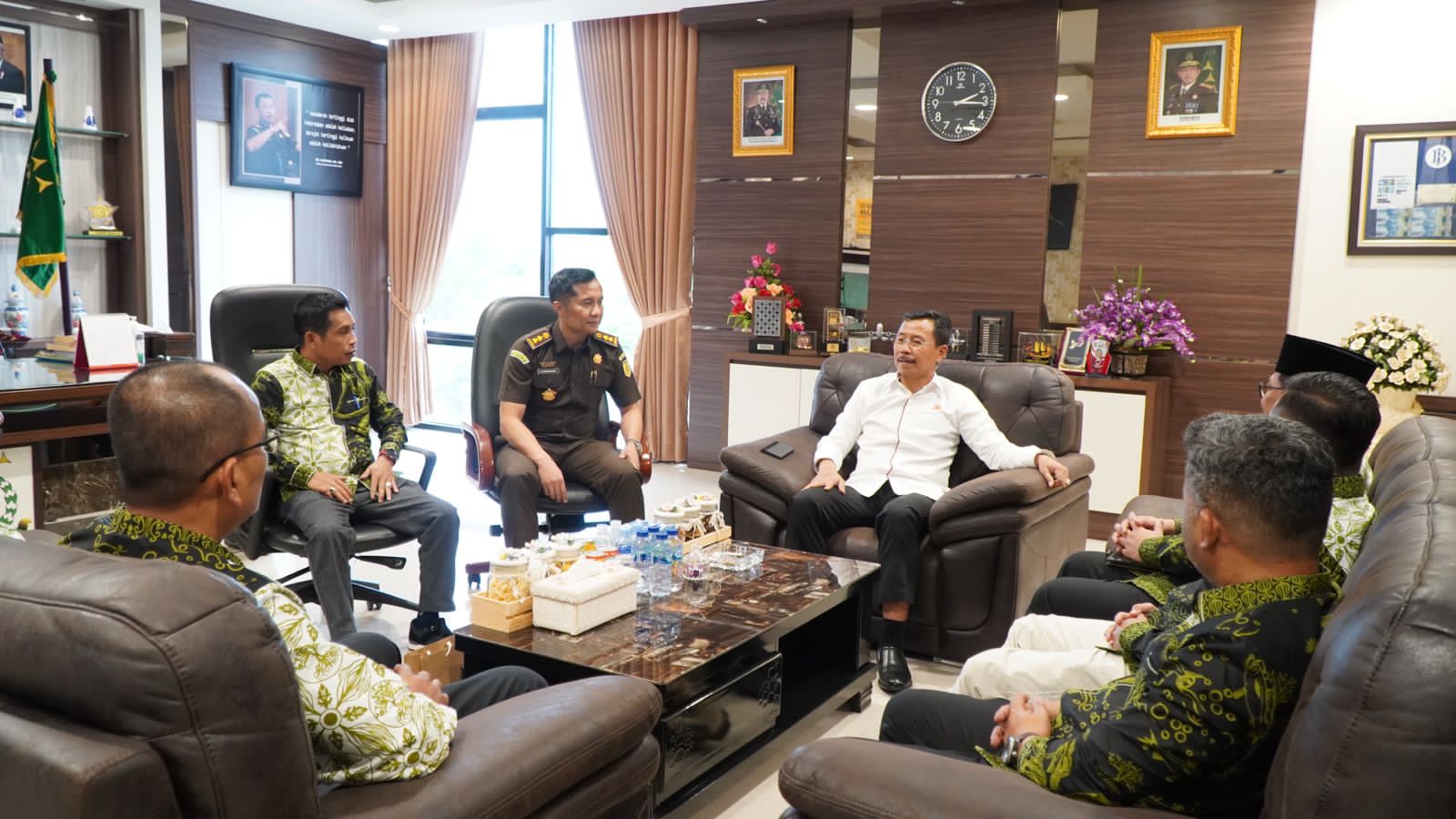 Kajati Riau Terima Audiensi Ikatan Keluarga Alumni Babussalam