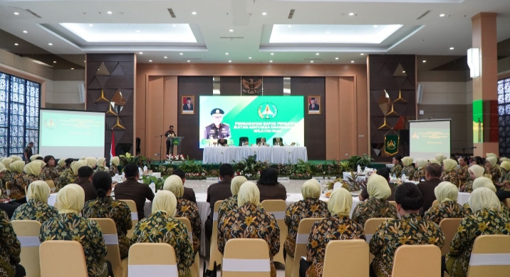 Kepala Kejaksaan Tinggi Riau memberikan Pengarahan dalam kegiatan Pertemuan Konsultasi Ikatan Adhyaksa Dharmakarini Wilayah Riau